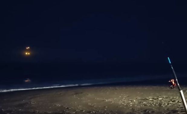 Мистерия: Рибар снима светещи кълба над водата (ВИДЕО)