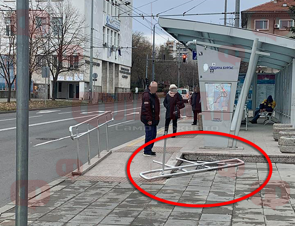 Безобразие! Вандали потрошиха парапет за инвалиди на спирката зад НХК в Бургас (СНИМКА)