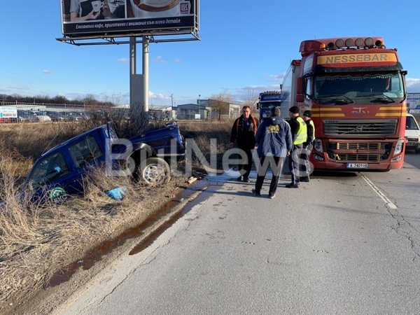 Извънредно! Бургаски ТИР изхвърли от пътя кола на БКС, шофьорът е в болница (СНИМКИ)