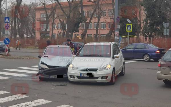 Извънредно! Поредна тежка катастрофа на бул. „Сан Стефано” и ул. „Гладстон”, пострадала е бременна жена (СНИМКИ)