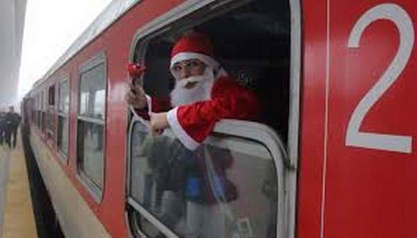Дядо Коледа се качва на пътнически влак, ще радва децата по време на пътуванията