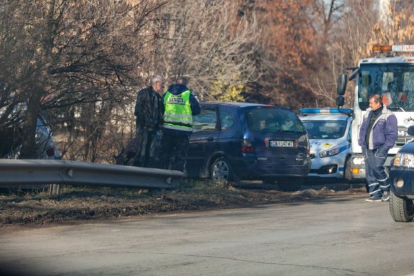 БМВ "полетя" в  канавка