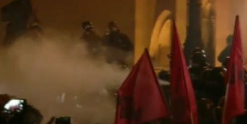 Разпръснаха протестиращи срещу Виктор Орбан със сълзотворен газ