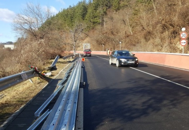 Националната следствена служба затваря пътя Своге-София заради тежката катастрофа