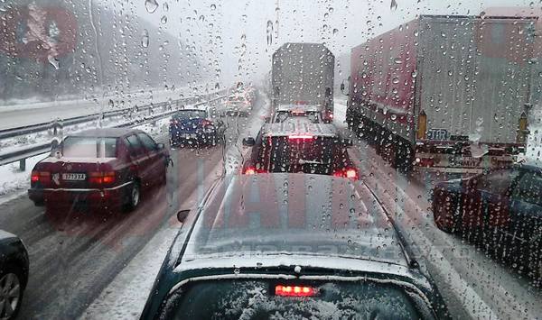 Сняг, хлъзгав път и огромна тапа запушиха "Тракия" 20 км преди София, АПИ заглъхна