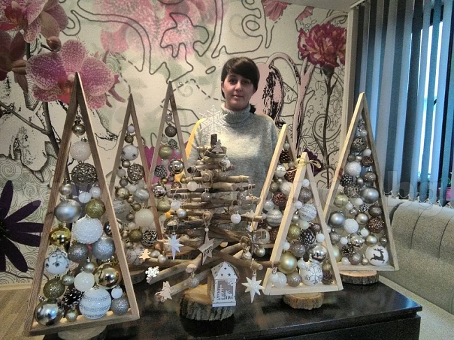 За една уникална и еко Коледа! Учителка от Царево майстори елхи от изхвърлени клонки (СНИМКИ)