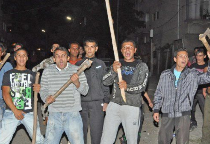 Страшен екшън в Карлово: Тумба озверели роми преби две момчета