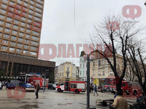 Страшна паника пред Интерхотел България в Бургас, гъст дим излиза от хотела