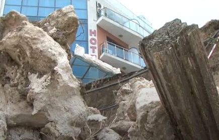 Опасното свлачище в Равда се активизирало след ремонт на улицата, хората са притеснени (ВИДЕО)