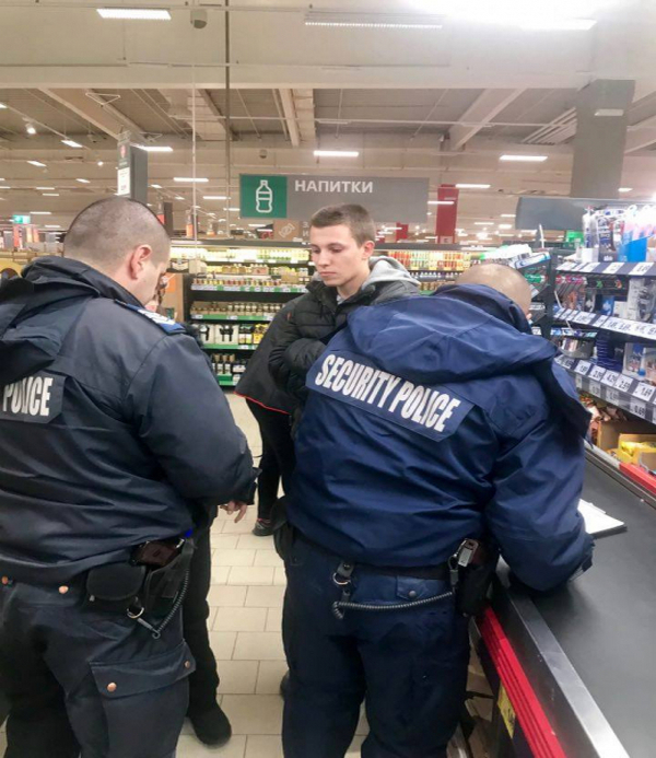 Жесток скандал! Охранители пребиха момче в "Кауфланд", защото "краде"  батерии! (СНИМКИ)
