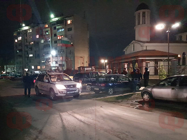 Цигански своеволия в Бургас! Роми трошат автомобили наред пред църквата в кв. Победа (СНИМКИ)