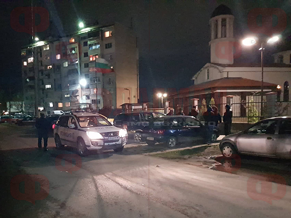 Цигански своеволия в Бургас! Роми трошат автомобили наред пред църквата в кв. Победа (СНИМКИ)