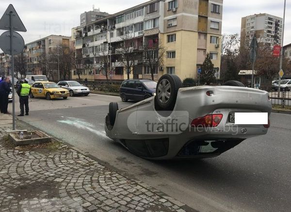 Зрелищно! Тойота се обърна по таван след удар с такси (СНИМКИ)