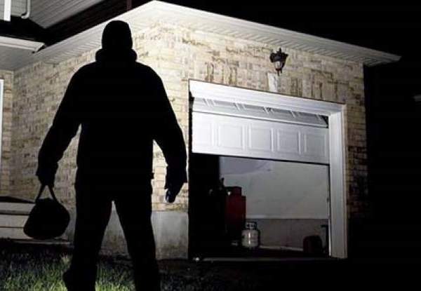 Мъж спипа крадец в гаража си
