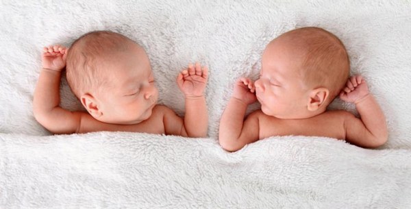 Близначки станаха майки в един и същи ден