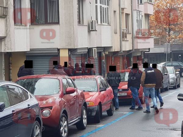 Акция! Униформени щурмуваха апартамент в центъра на Бургас, откриха палитра от наркотици