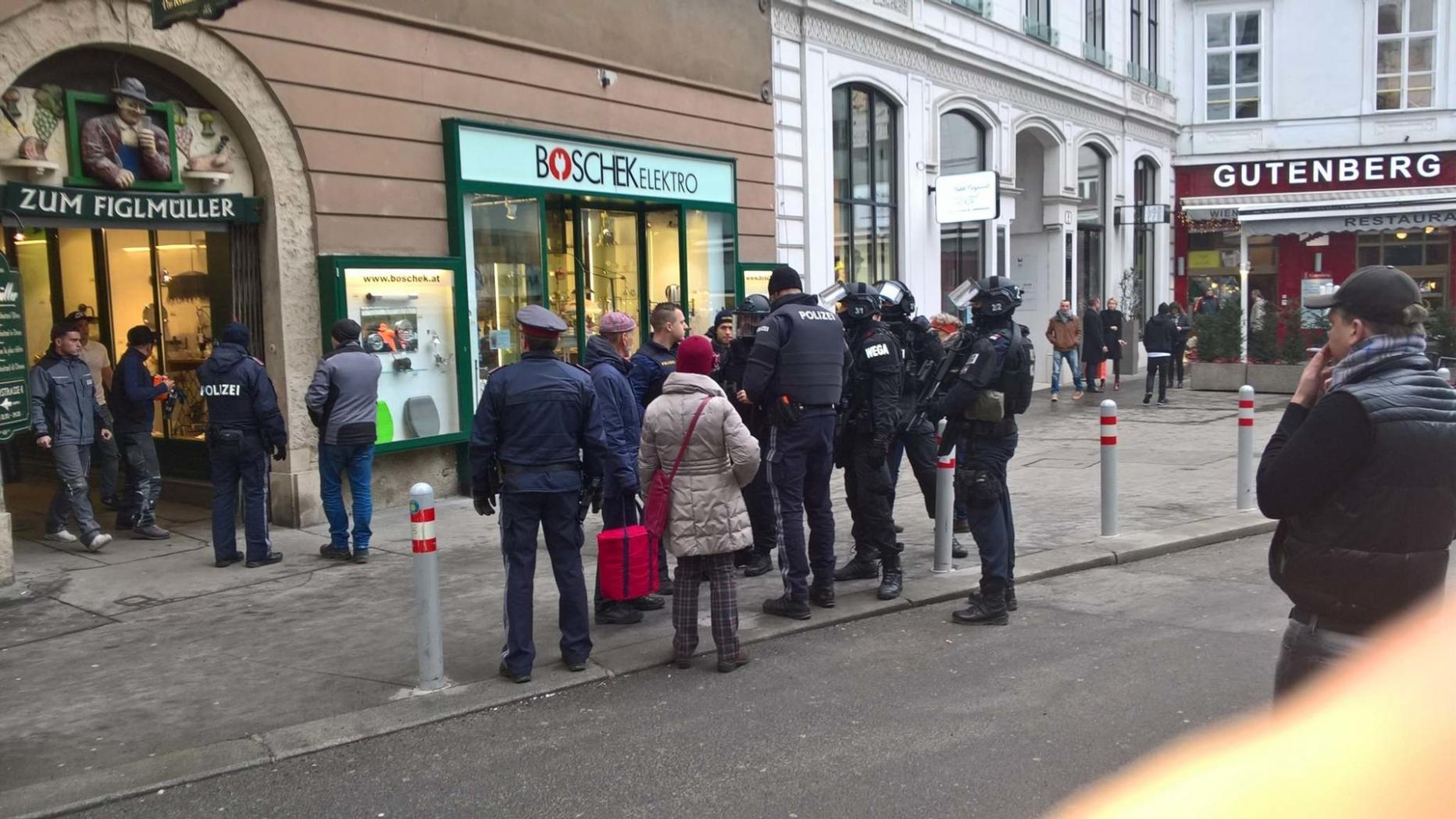 След ужаса в Страсбург – стрелба в ресторант в центъра на Виена, има жертва (СНИМКИ)