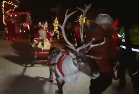 Дядо Коледа и елените започнаха традиционната си обиколка по света