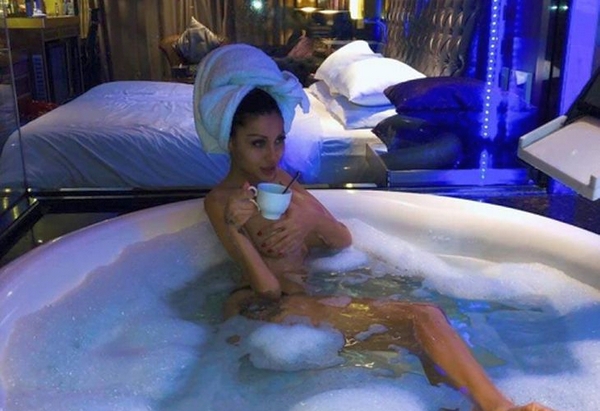 Джулиана си мушна главата между краката на Илиян и... (СНИМКА 18+)