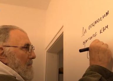 Поетът Пейо Пантелеев помага на бургаския фоторепортер Борислав Пенков след палежа (ВИДЕО)
