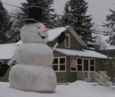Семейство направи 5-метров снежен човек