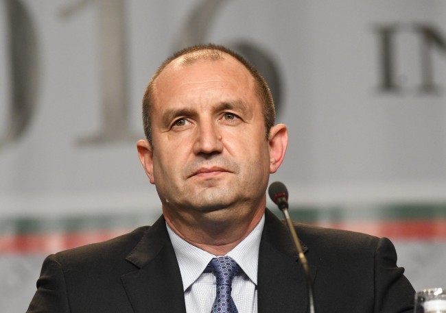 Президентът пожела на българите топлина и любов в домовете им
