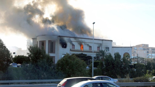 Извънредно! Терористи атакуваха либийското МВнР, има жертви (СНИМКИ)