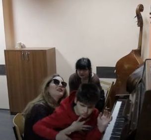 Богдана от „България търси талант“ радва с песните си сляпо-глухо дете от Бургас