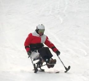 Мъжът в инвалидна количка, който кара ски: Трудностите са предизвикателства, щастие е да помагаш на другите