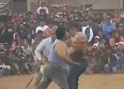 В Перу изпращат старата година с юмручен бой