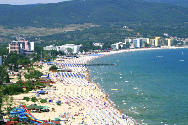 Софийска бизнесдама взима централния плаж в Слънчев бряг