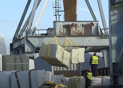 Стотици тонове балирани отпадъци разтоварени на пристанище Варна