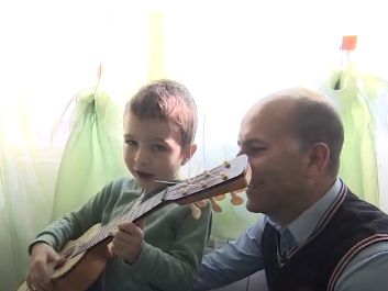 Българче пее българския химн в Германия, бюрократи принудиха семейството му да емигрира (ВИДЕО)