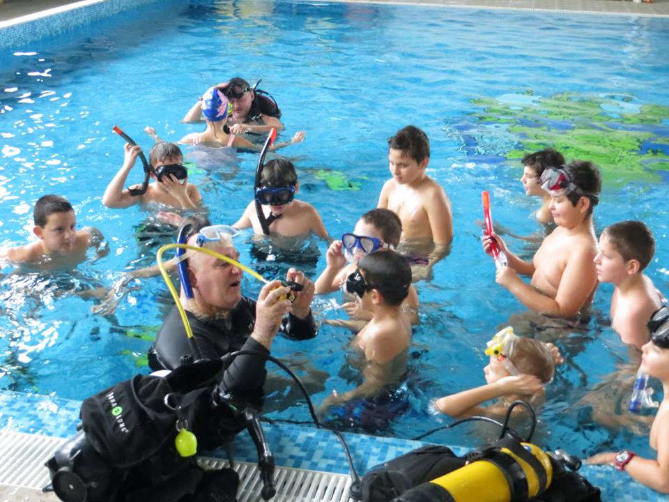 Деца спортуващи в Клуб по водни  спортове "Бургас", родители и треньори се събраха на басейн Меден Рудник, за да изпратят отминаващата 2018 година