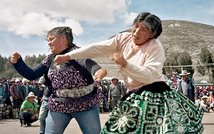 В Перу по традиция изпратиха старата година с масов бой