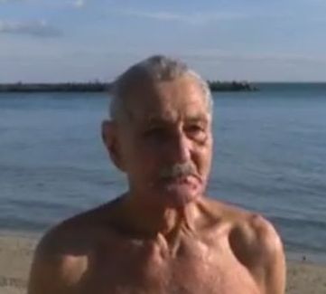 79-годишен дядо се лекува през зимата с плуване в морето (ВИДЕО)