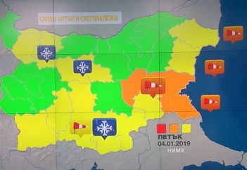 Бурен вятър в Бургас и Ахтопол, затварят пътища за почистване