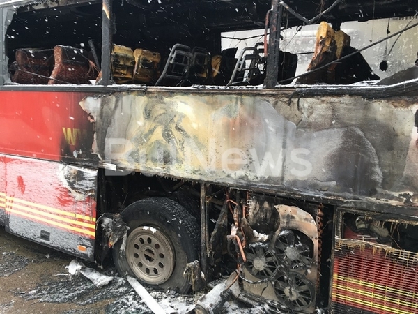 От последните минути: Бургаски автобус избухна в пламъци във Враца, шофьорът се размина на косъм (СНИМКИ)