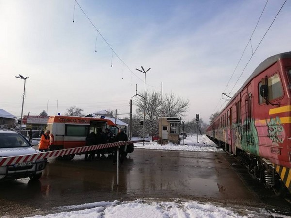 Камион се удари във влак на жп прелез