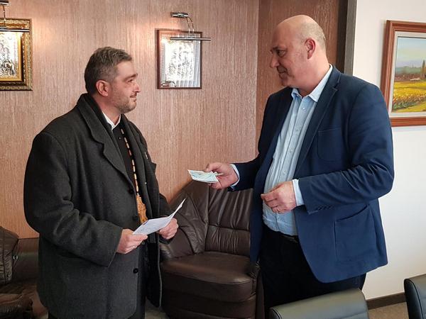 Първото бебе на Поморие за 2019 г. получи подаръци от кмета Иван Алексиев