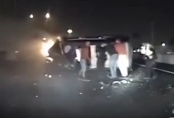 Полицаи и граждани спасиха възрастен човек от горящ автомобил