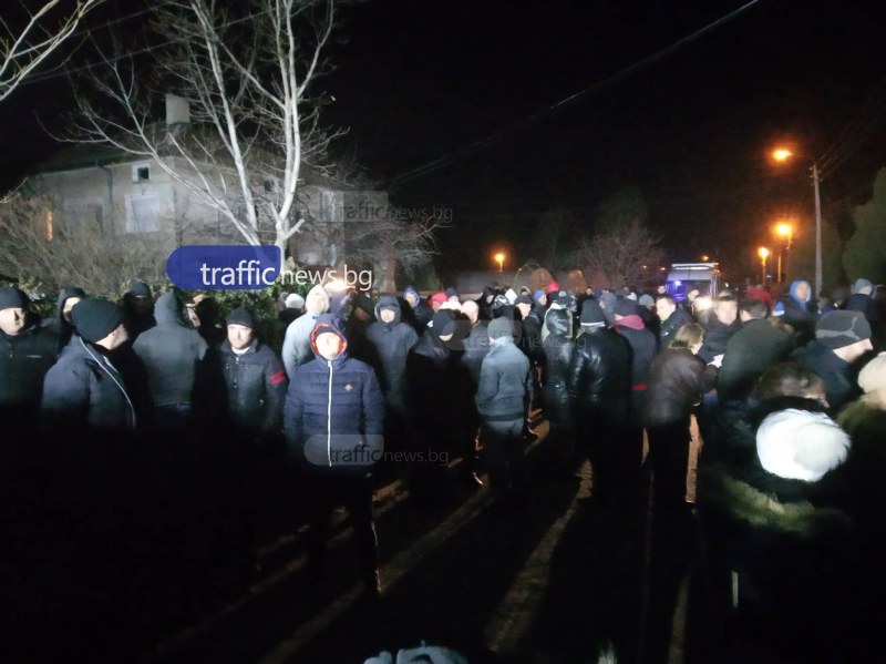 Над 150 гневни заради пребития военен се отправиха към ромската махала на Войводиново!