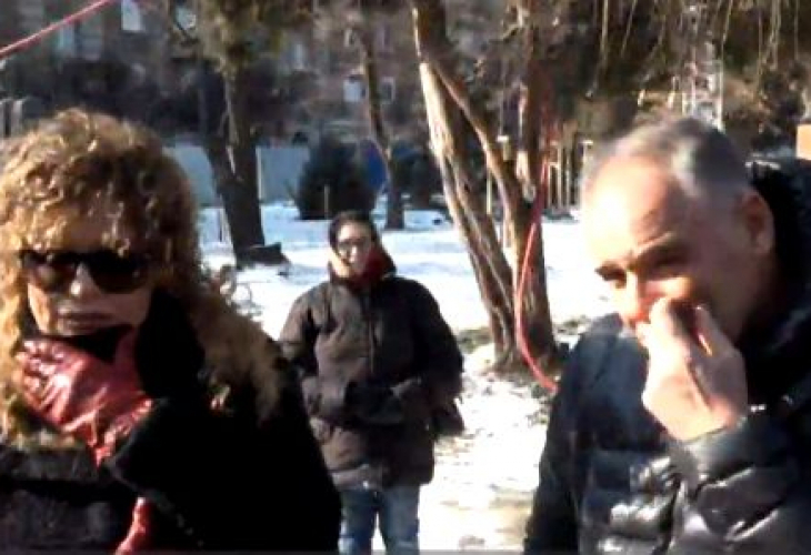 Покъртителни СНИМКИ: Съкрушената Алекс Сърчаджиева обляна в сълзи до ковчега на Ласкин