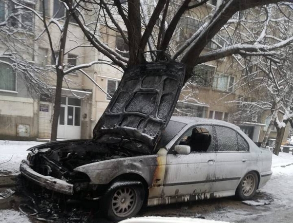 Огнена вендета! Запалиха „БМВ“-то на жена (СНИМКА)