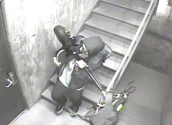 От ума си тегли: Криминален младеж задигна скутер от двора на ресторант в Слънчака, камерите го заснеха и после...
