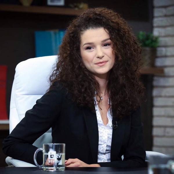 Новата водеща на БиТиВи Александра Кръстева крие развод