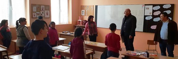 Кметът Иван Алексиев инспектира ремонта на училището в с. Бата