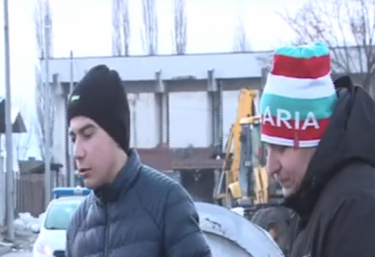 Войводиново пак настръхна: Ако спрем протеста, политиците могат да наредят да спре бутането на циганските къщи!