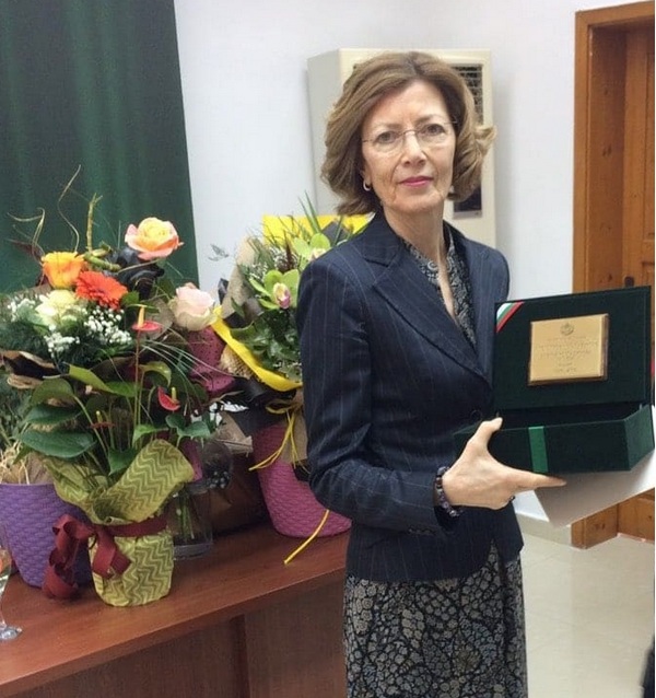 Аплодисменти, цветя и сълзи в последния работен ден на заместник-председателя на Апелативния съд в Бургас