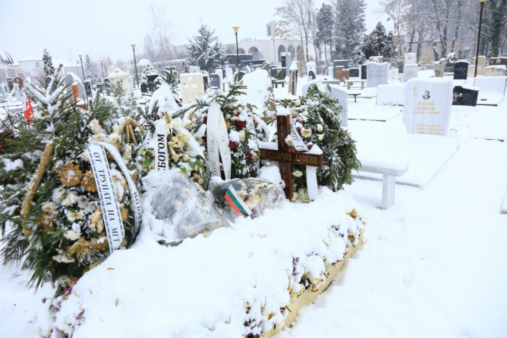 Иван Ласкин спи вечния си сън под дебел сняг на Алеята на творците (ФОТОРЕПОРТАЖ)